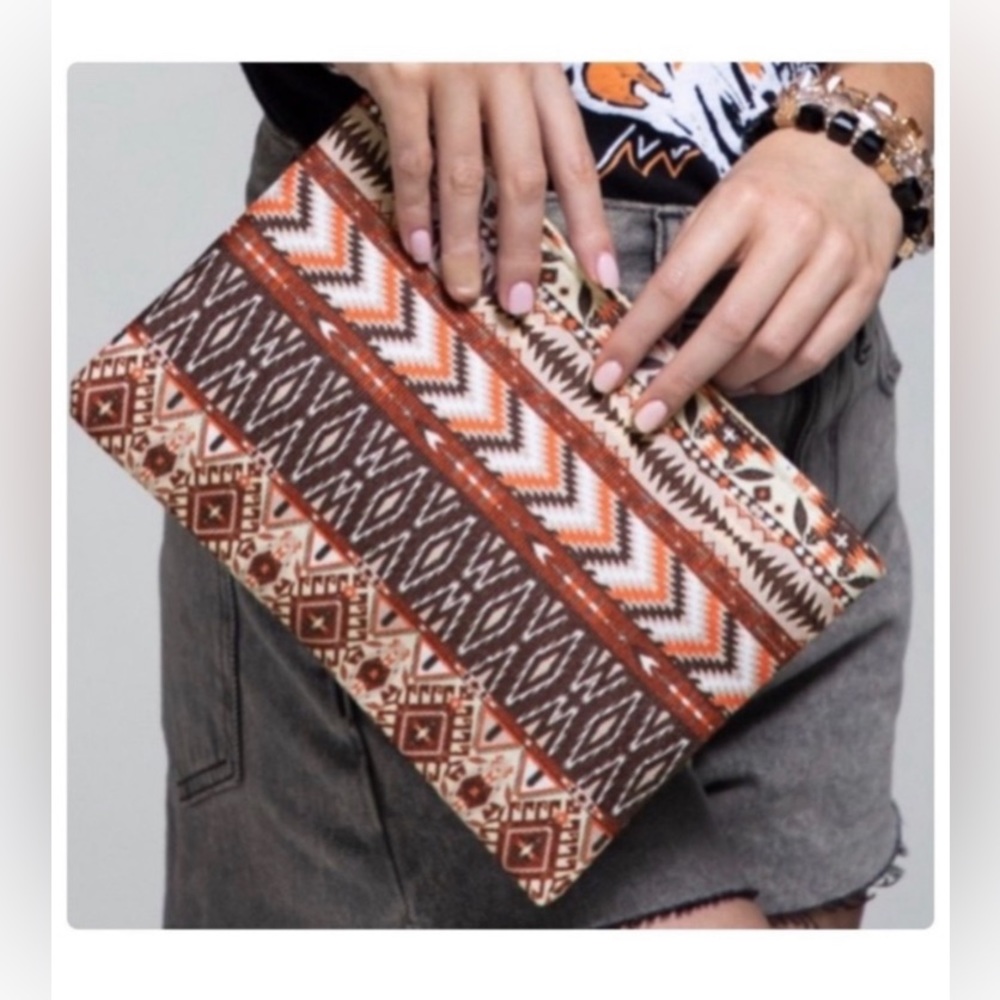 ✌🏼 #3401 Sandy Canyon Boho Aztec Wristlet